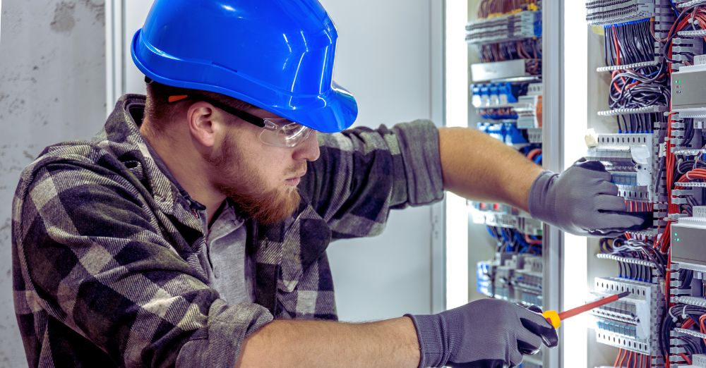 https://www.magnific.com/free-photo/electrician-connecting-wires-work-inside-panel-engineer-with-tool_418615459.htm#fromView=search&page=1&position=3&uuid=82e12531-9809-4c0d-a646-5a0e27561890&query=elektrik%C3%A1r